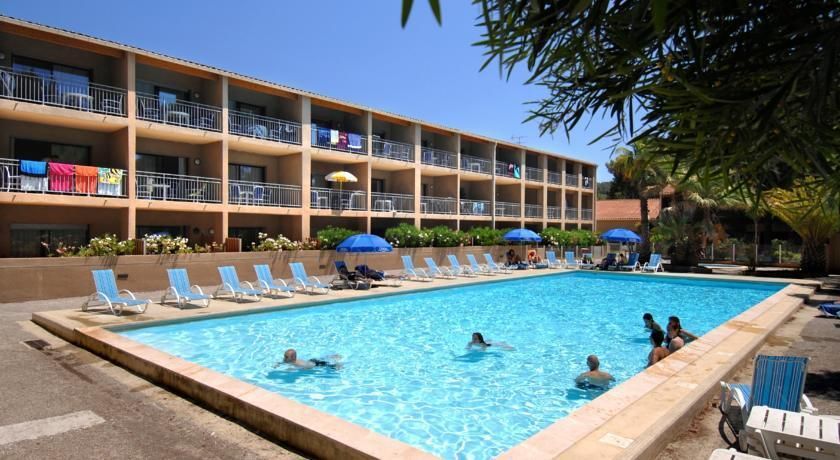 حوض السباحة