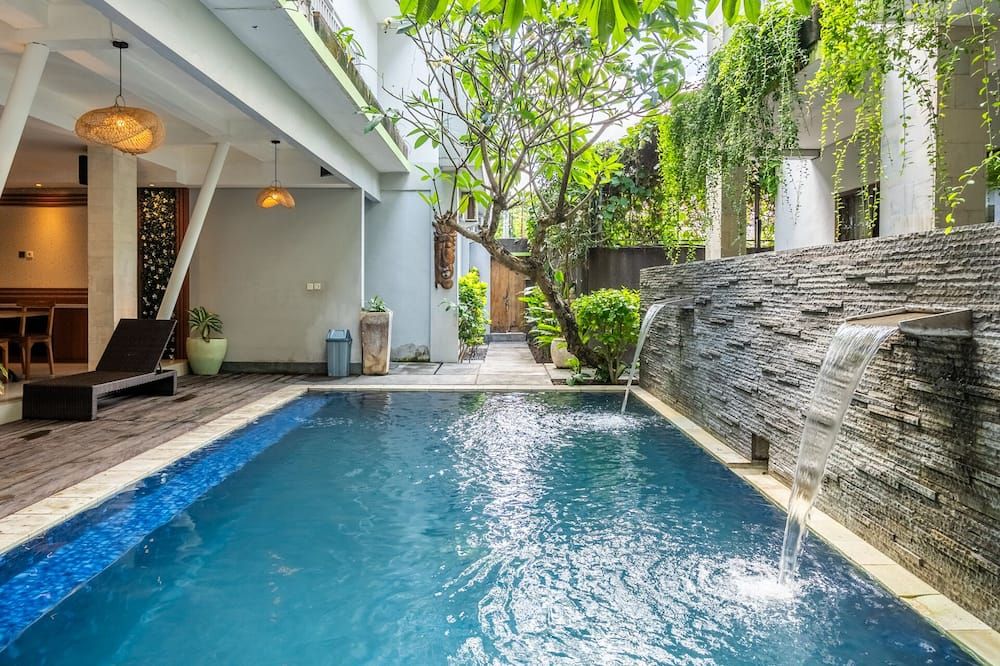 حوض السباحة