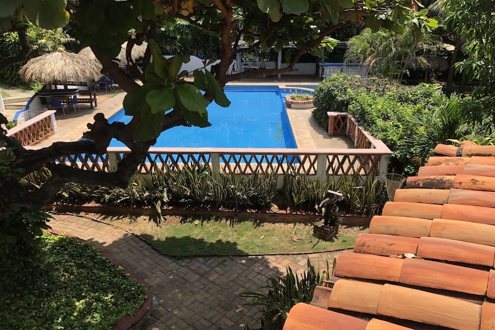 حوض السباحة