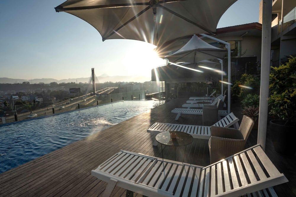 حوض السباحة