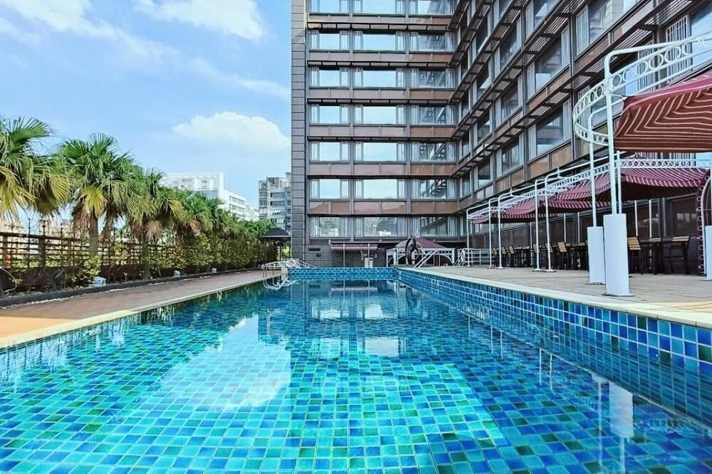 حوض السباحة