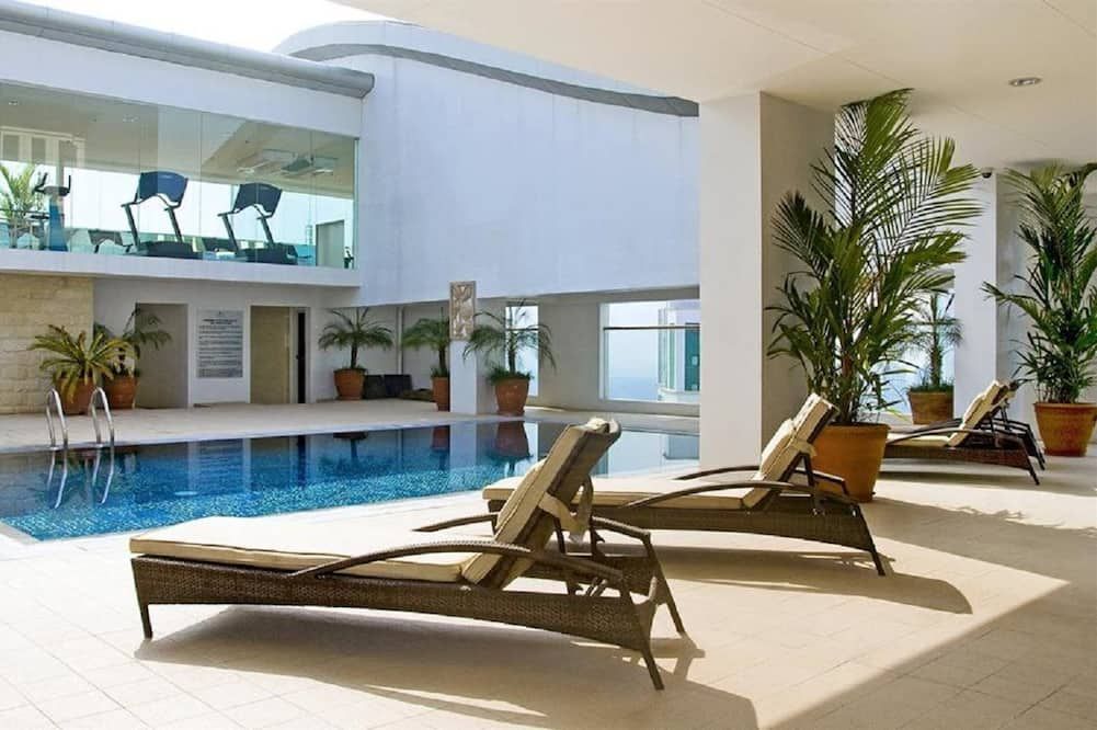 حوض السباحة