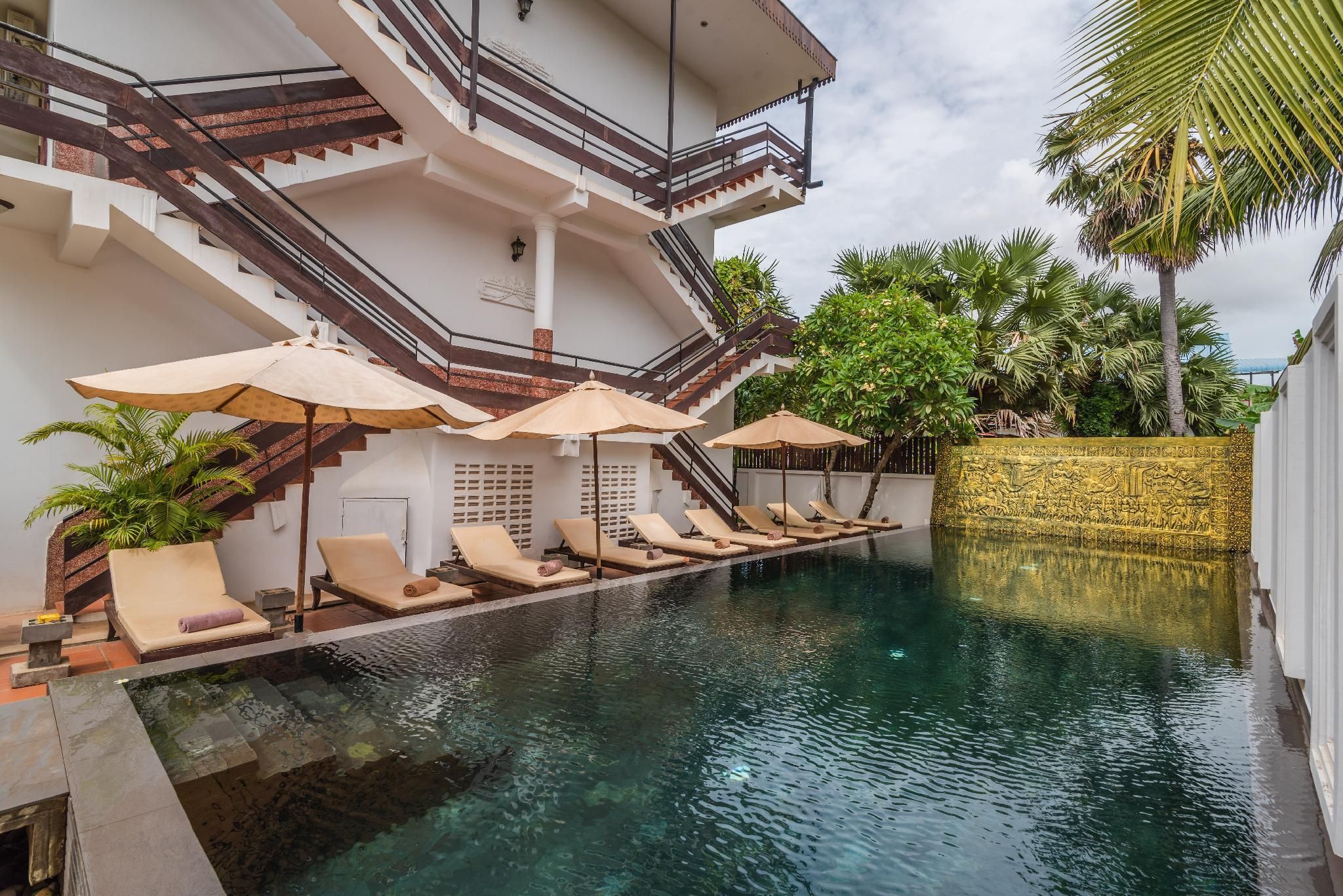 حوض السباحة