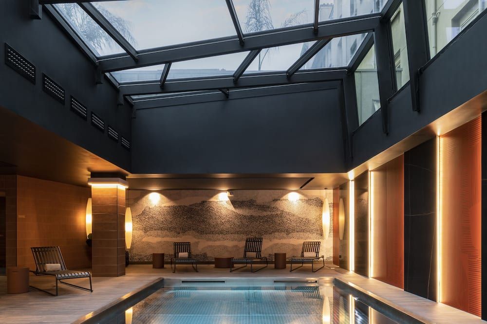 حوض السباحة