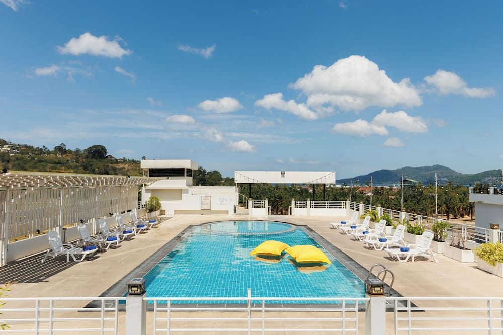 حوض السباحة