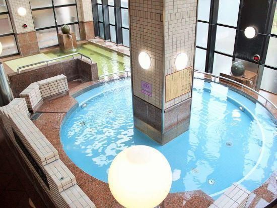 حوض السباحة