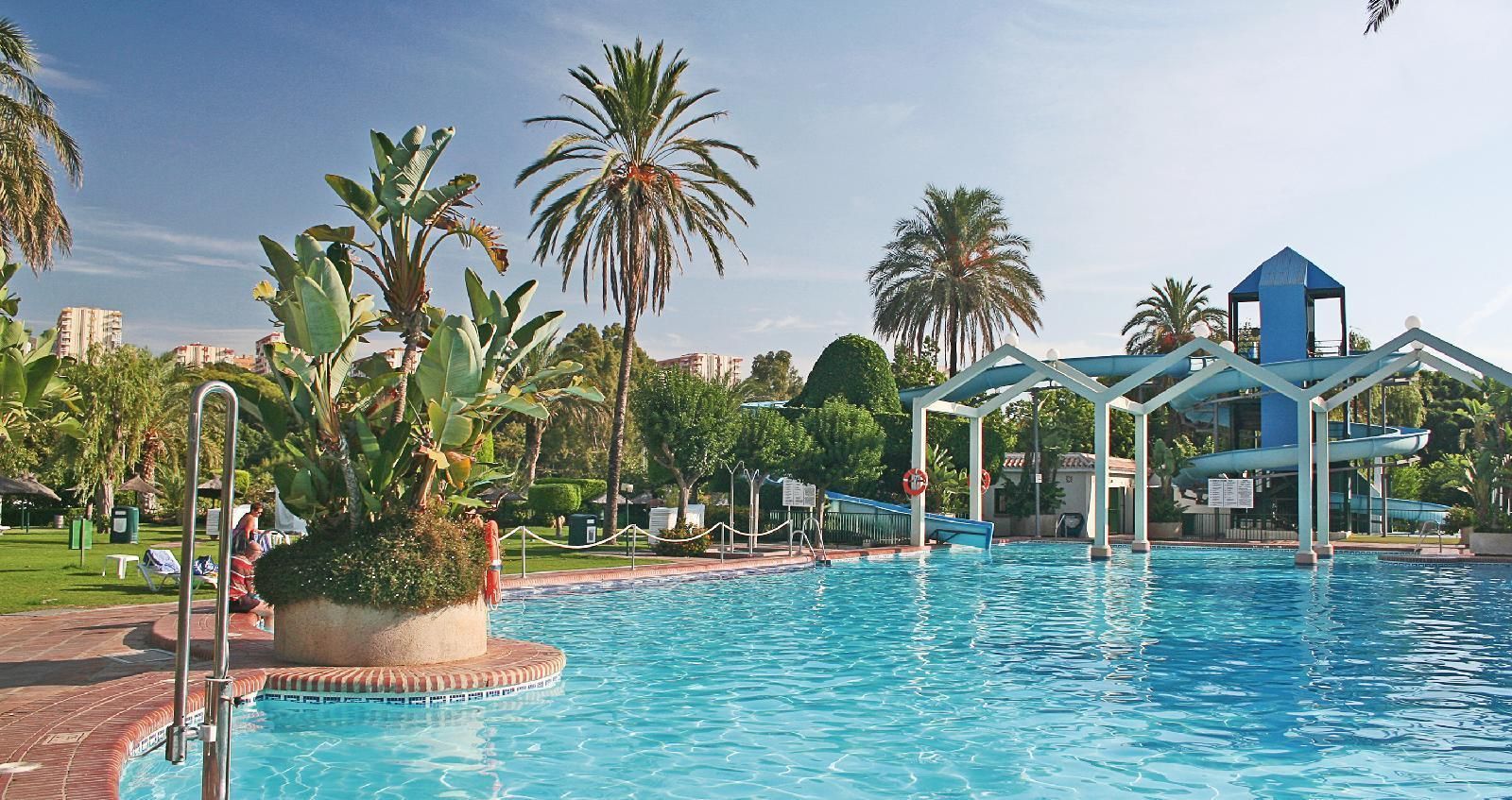 حوض السباحة