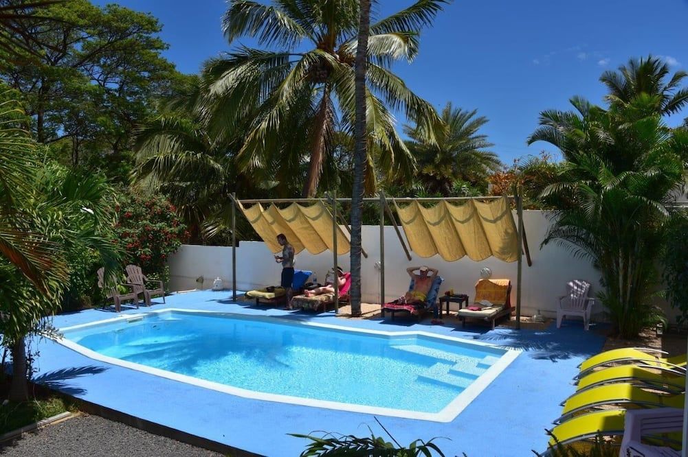 حوض السباحة