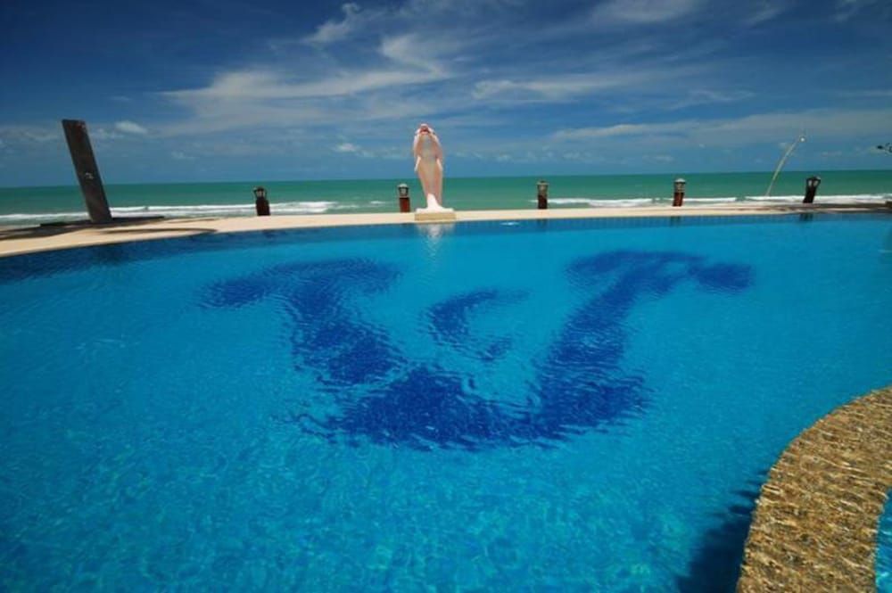 حوض السباحة