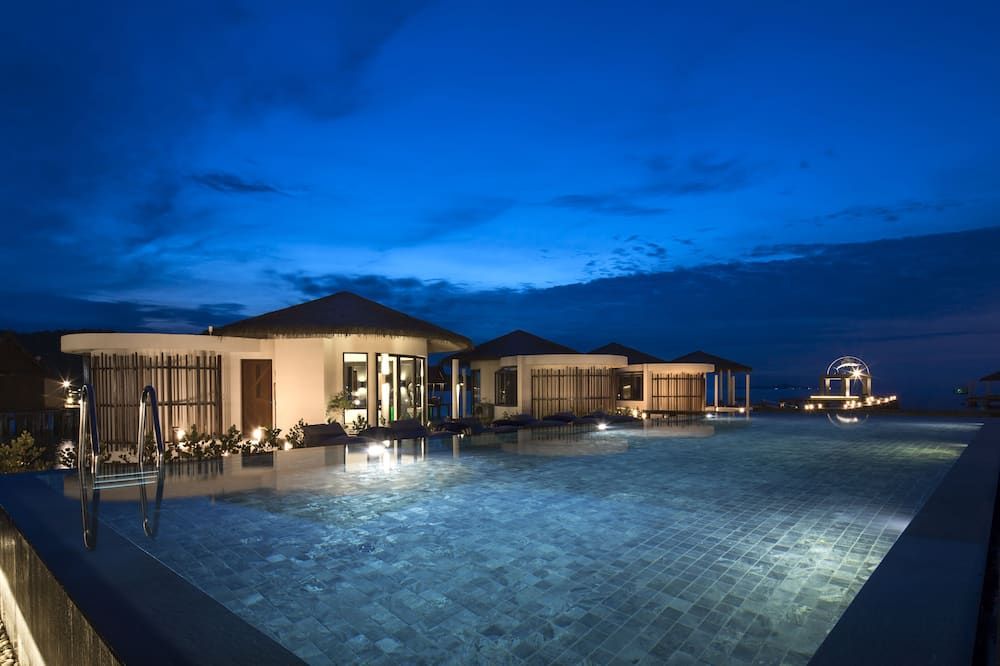 حوض السباحة