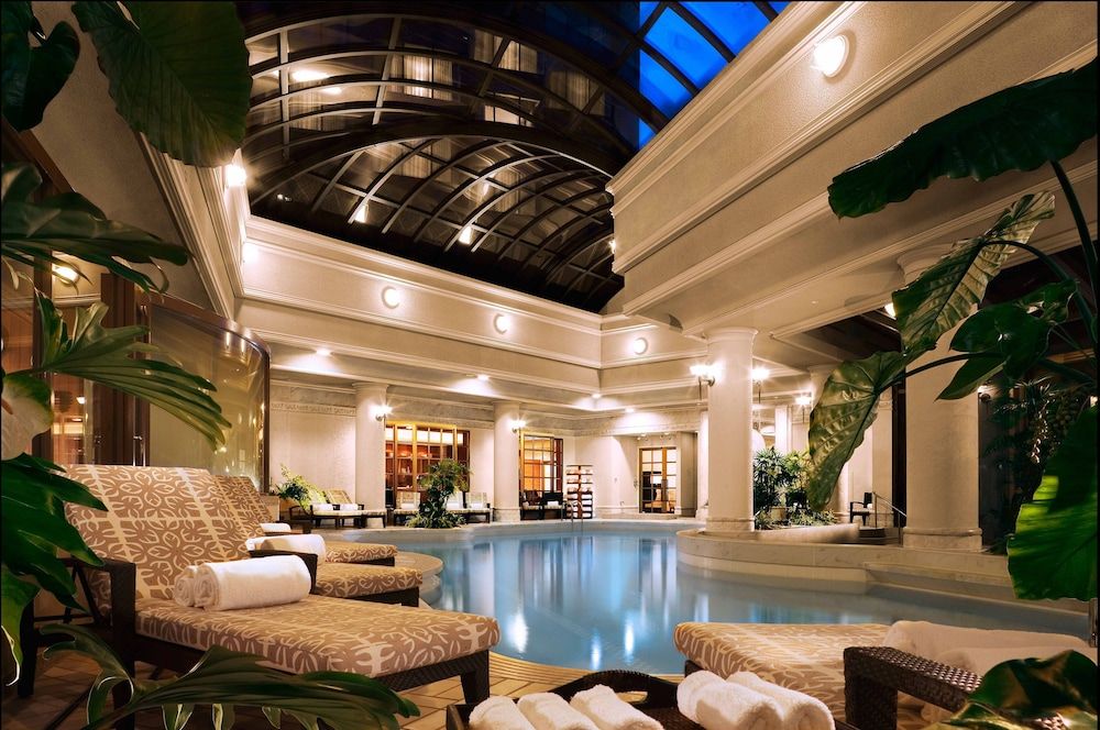 حوض السباحة