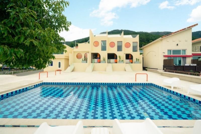 حوض السباحة