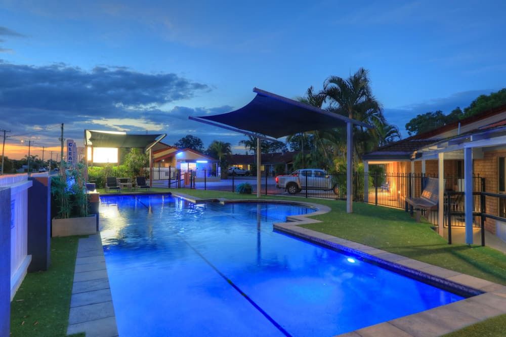 حوض السباحة