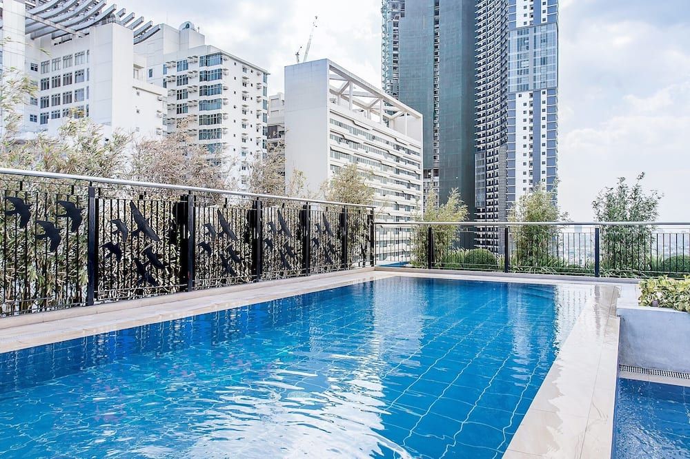 حوض السباحة