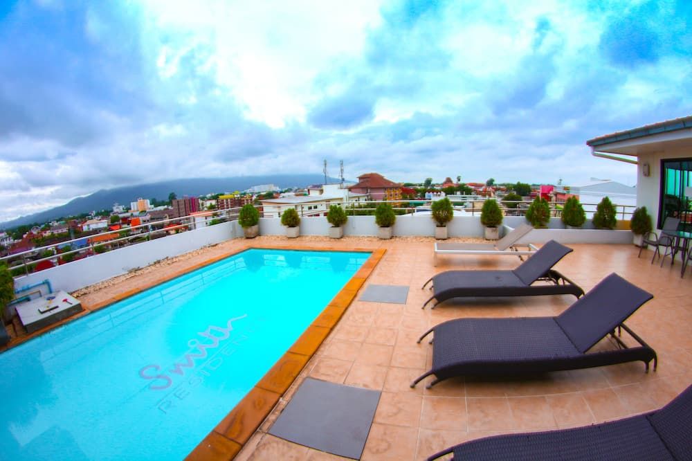 حوض السباحة