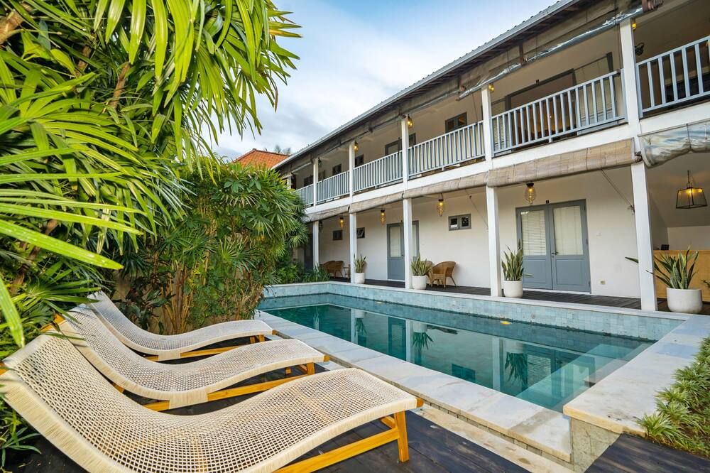 حوض السباحة