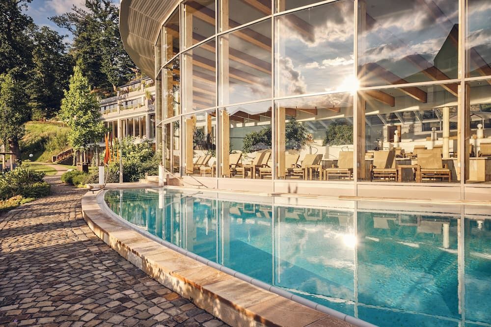 حوض السباحة