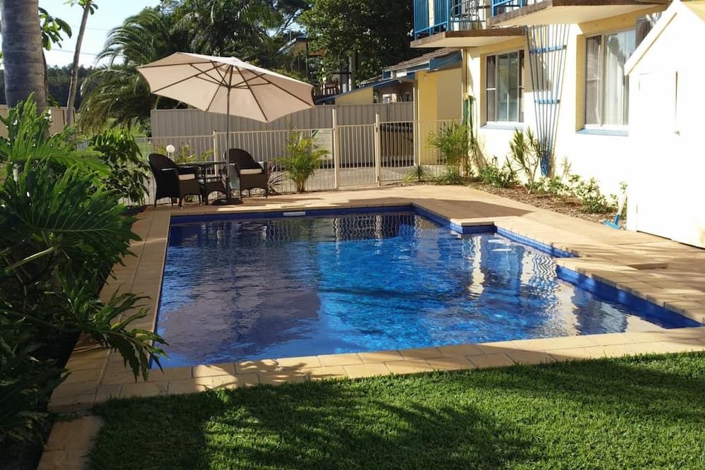 حوض السباحة