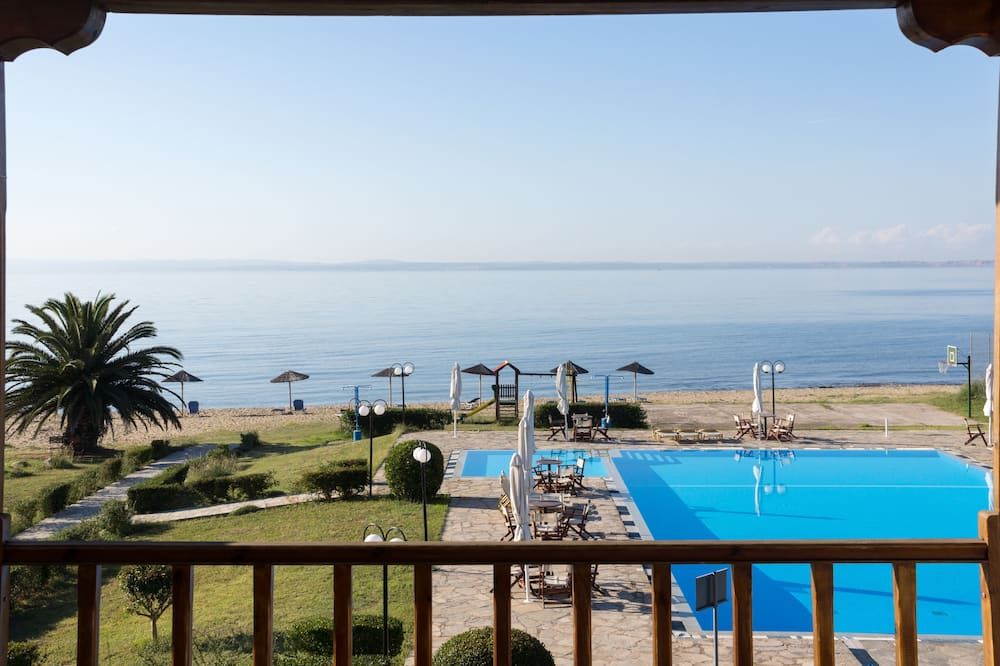 حوض السباحة