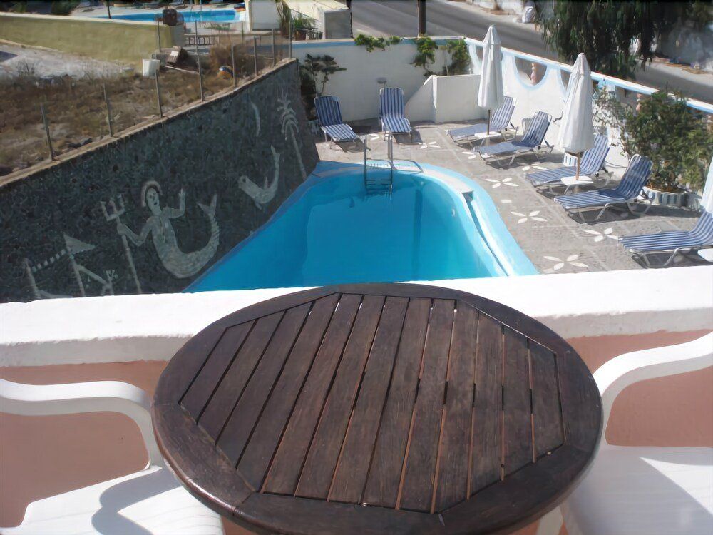 حوض السباحة