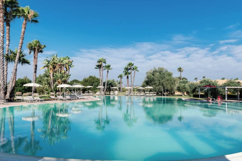 حوض السباحة