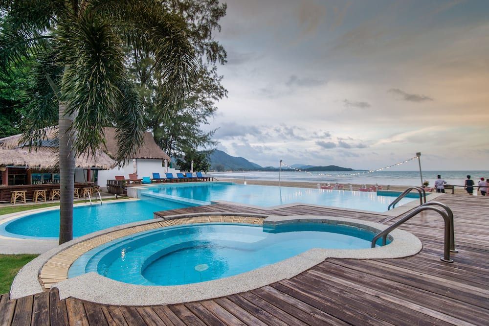 حوض السباحة