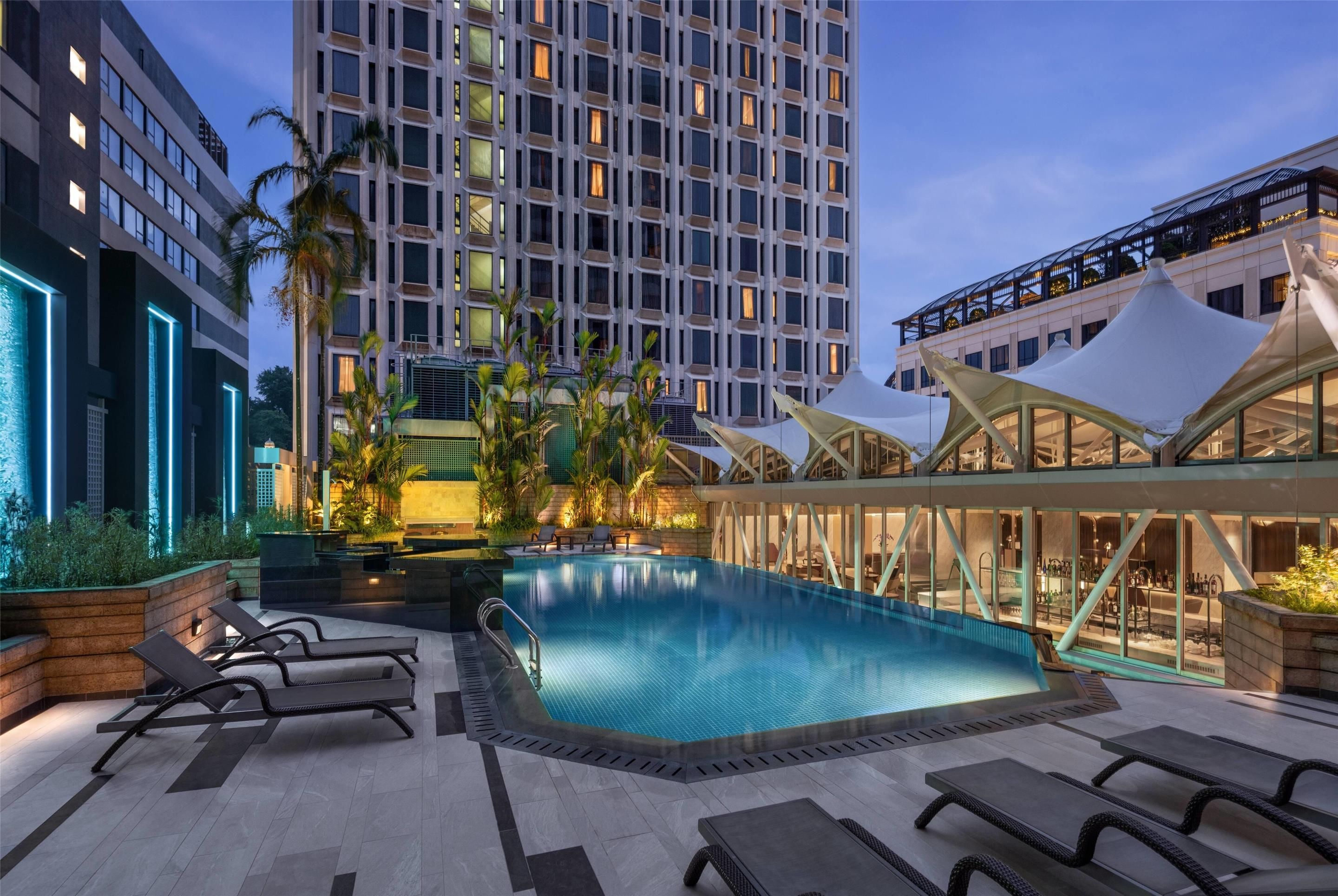 حوض السباحة