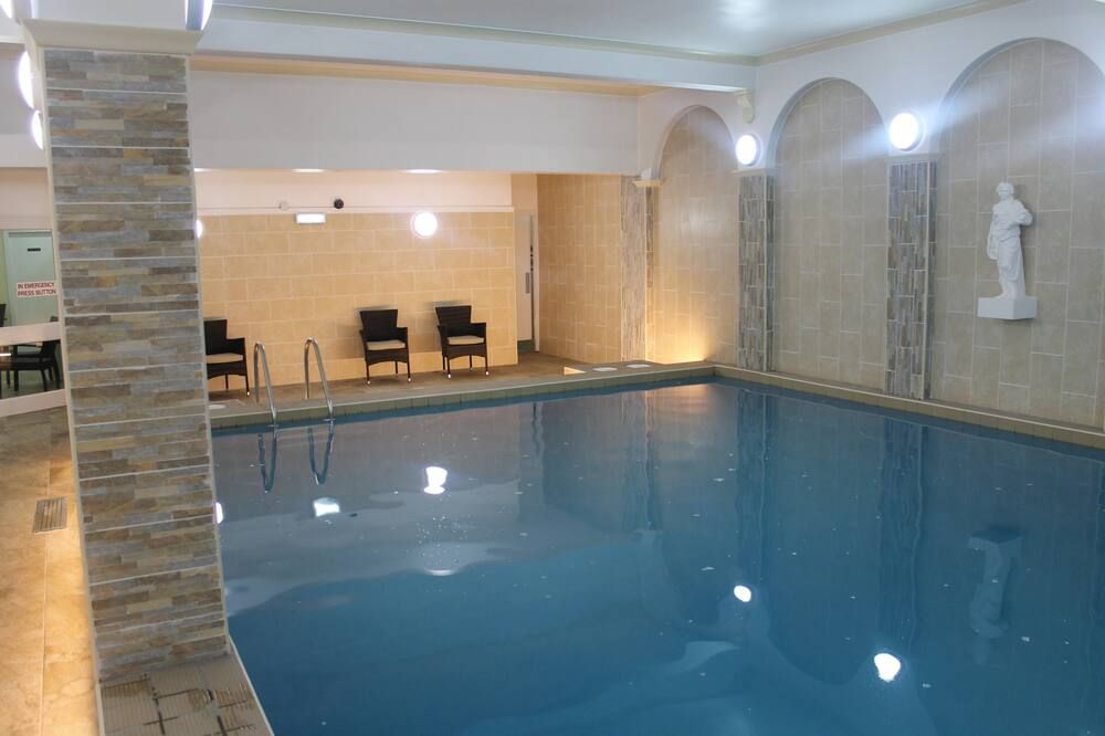 حوض السباحة