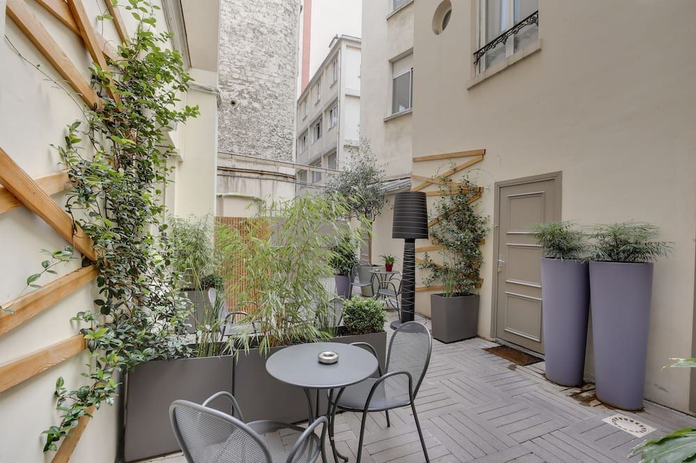 شرفة مرصوفة