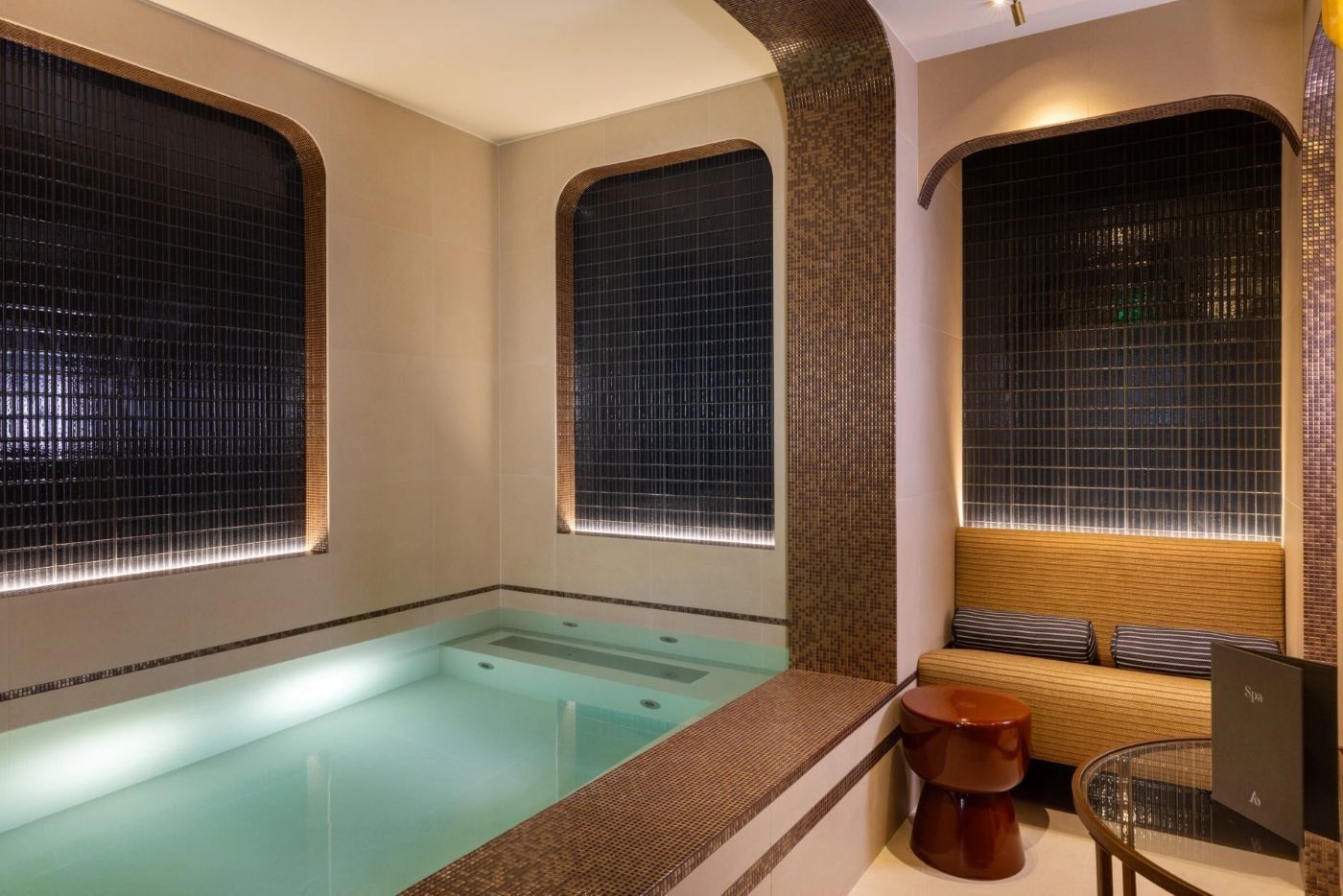 حوض السباحة