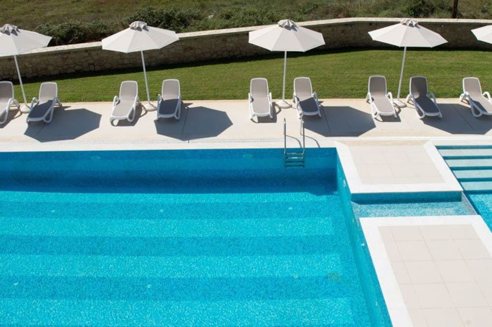 حوض السباحة