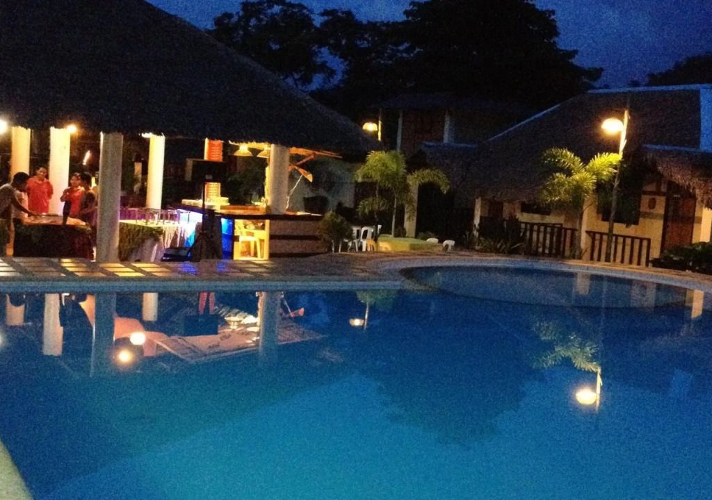 حوض السباحة