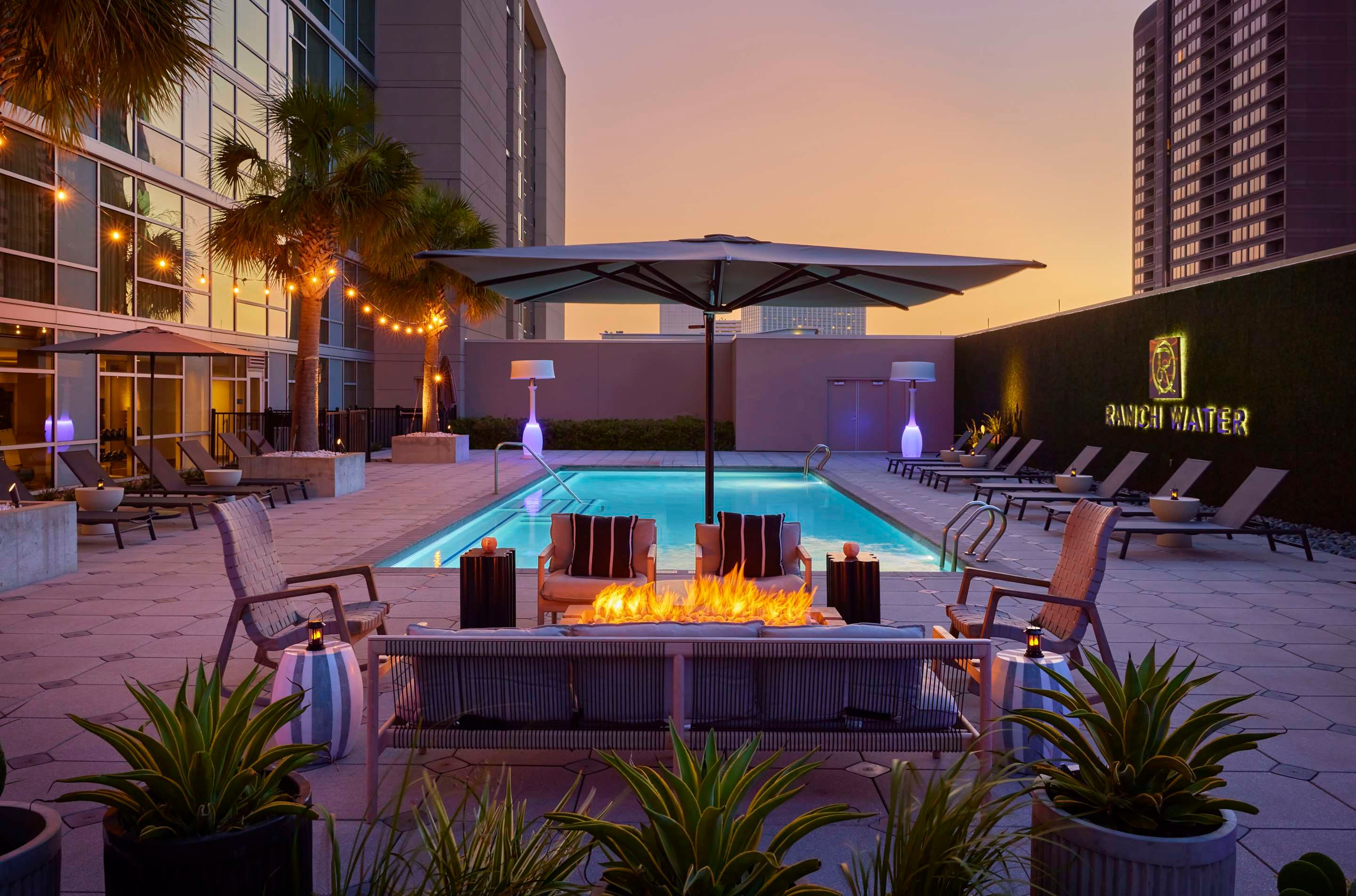 حوض السباحة