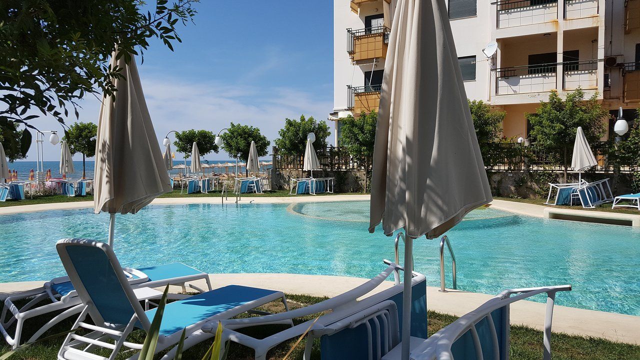 حوض السباحة