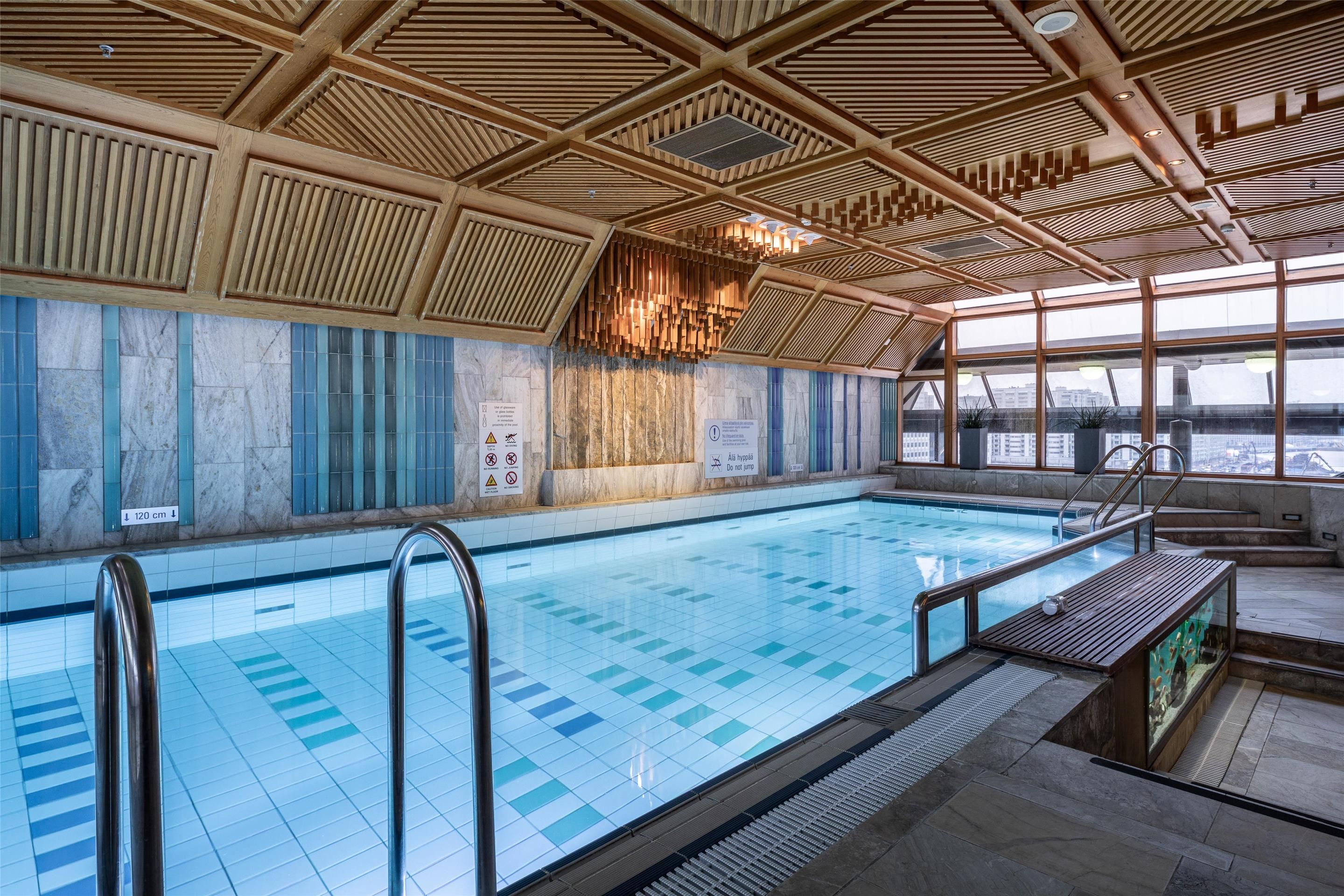 حوض السباحة