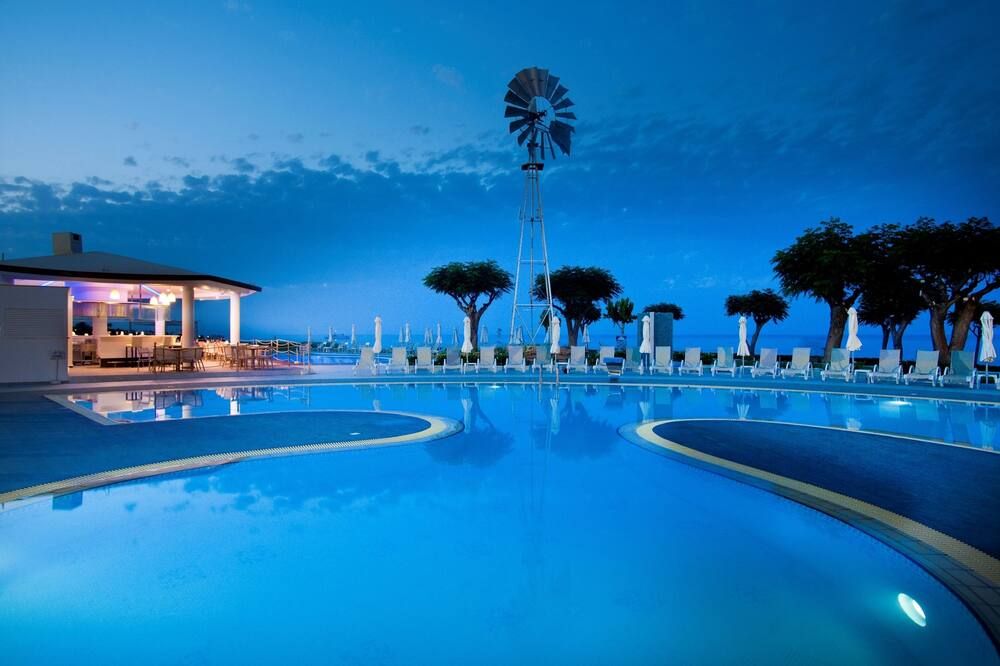 حوض السباحة صورة