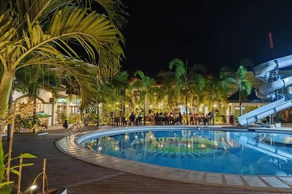 حوض السباحة