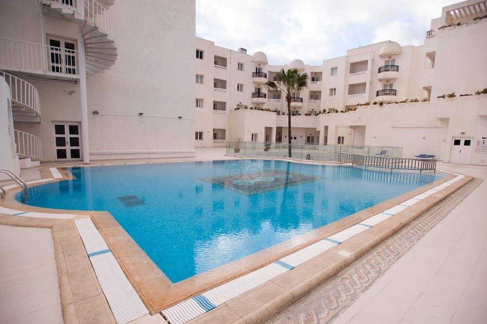 حوض السباحة