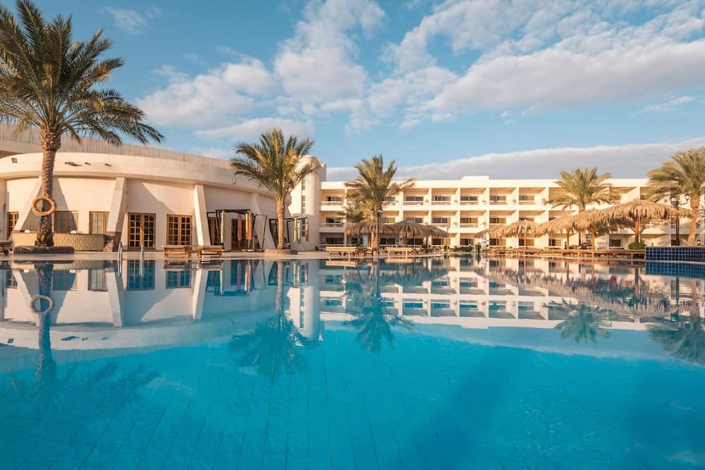 حوض السباحة