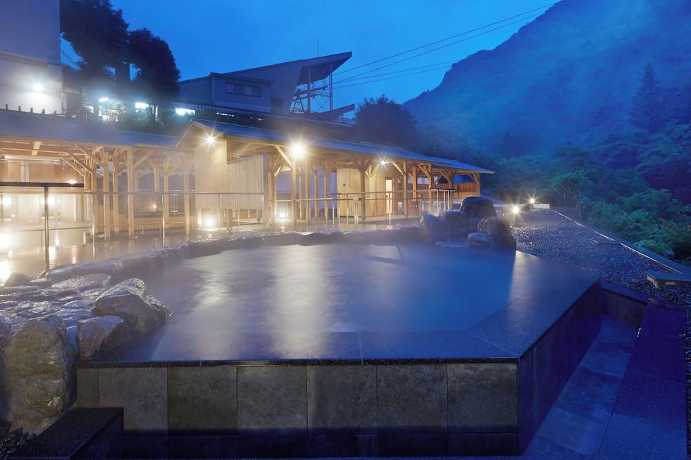 حوض السباحة