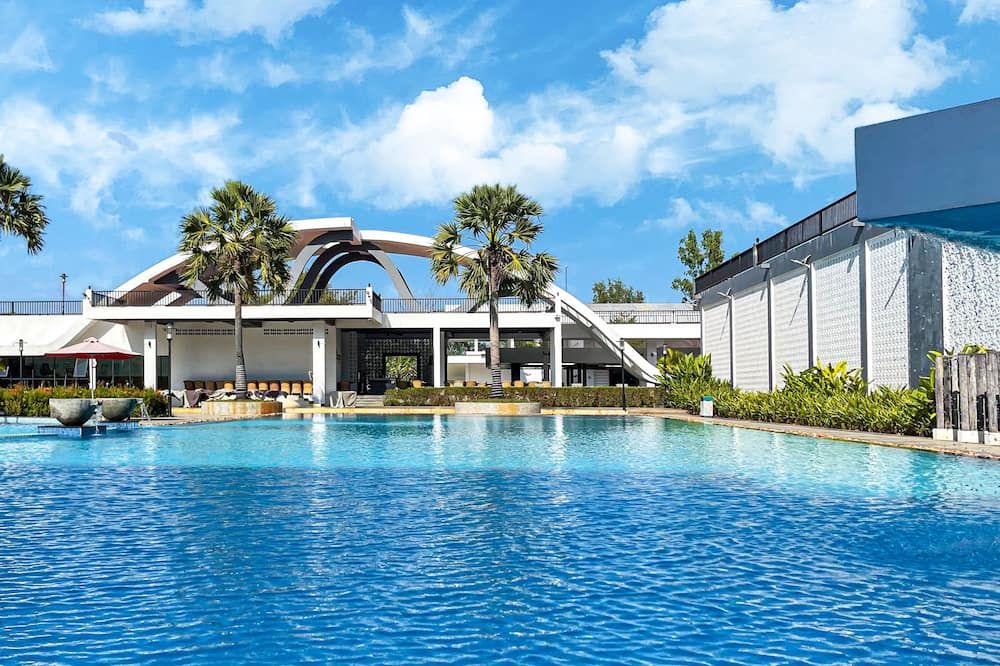 حوض السباحة