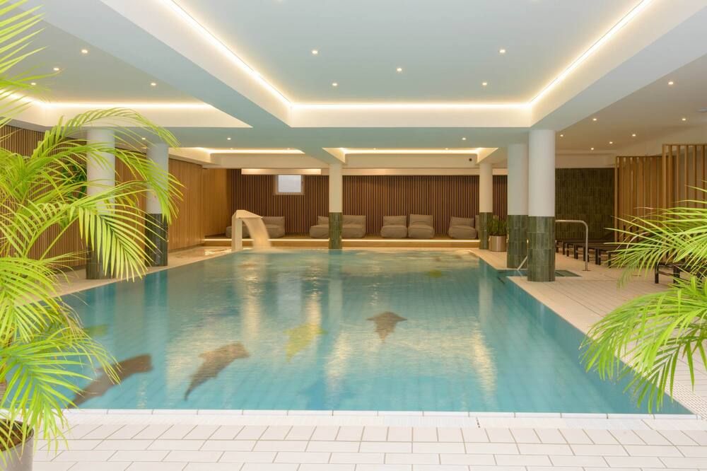 حوض السباحة