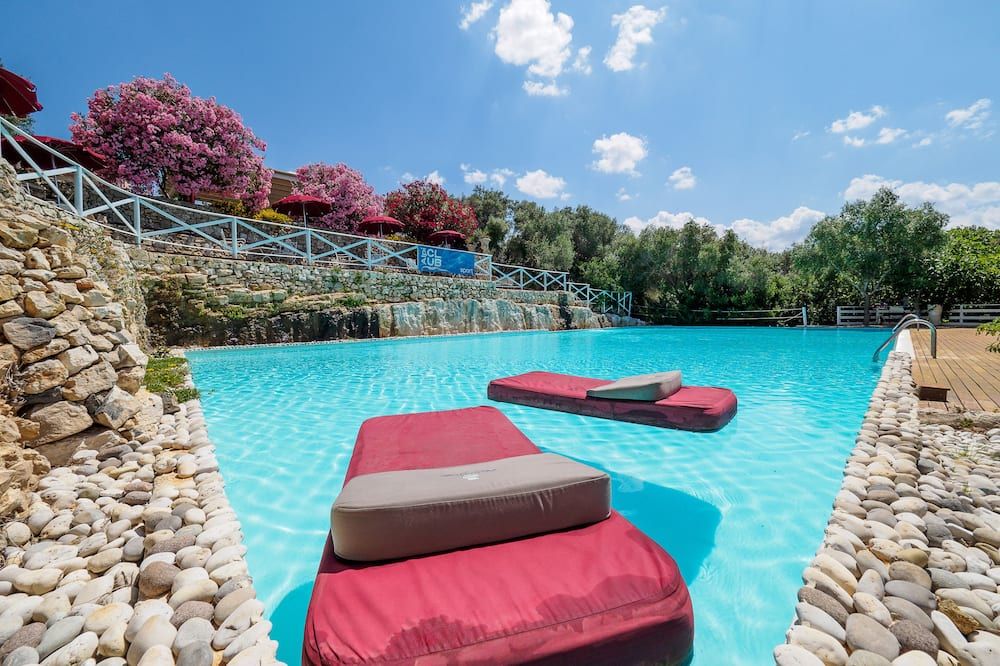 حوض السباحة