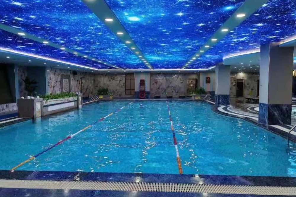 حوض السباحة