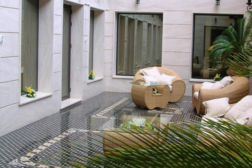 شرفة مرصوفة