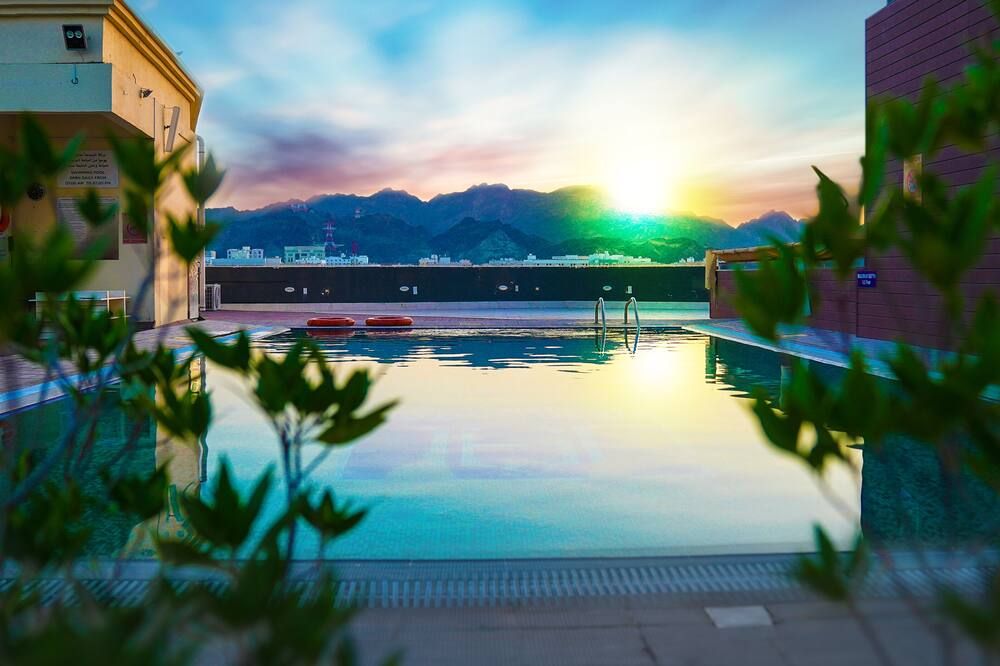 حوض السباحة