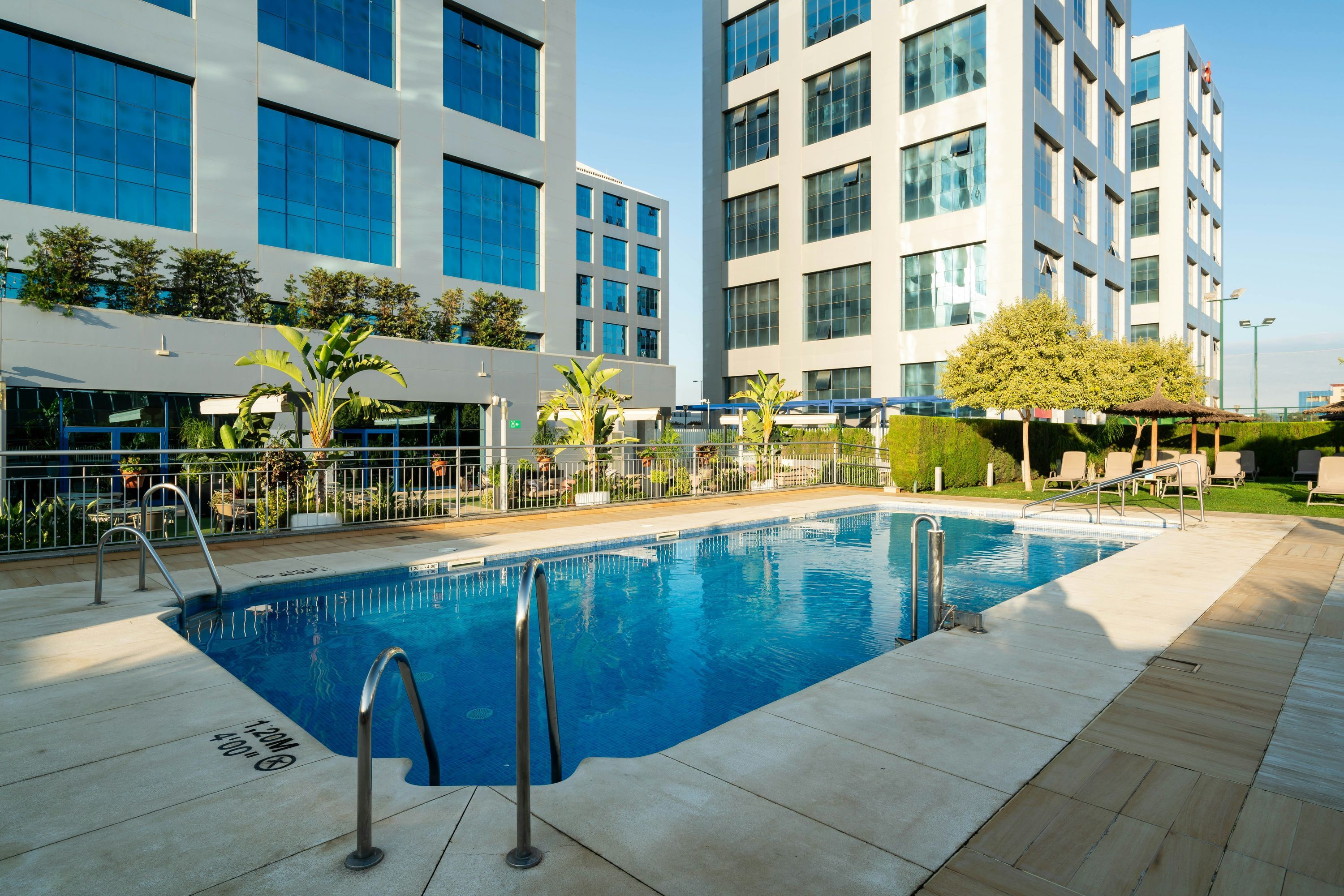 حوض السباحة