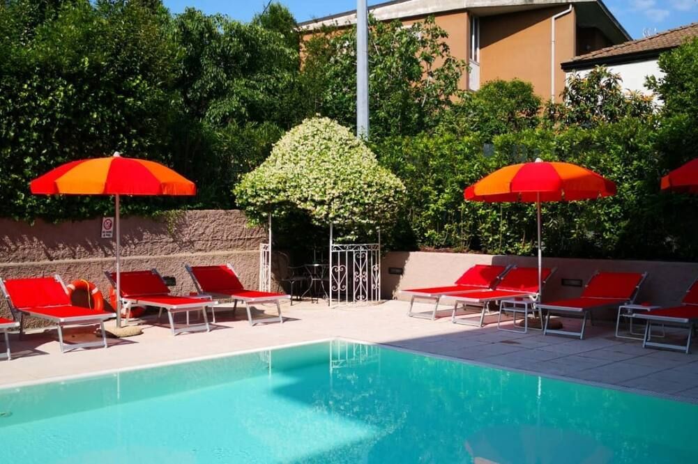 حوض السباحة