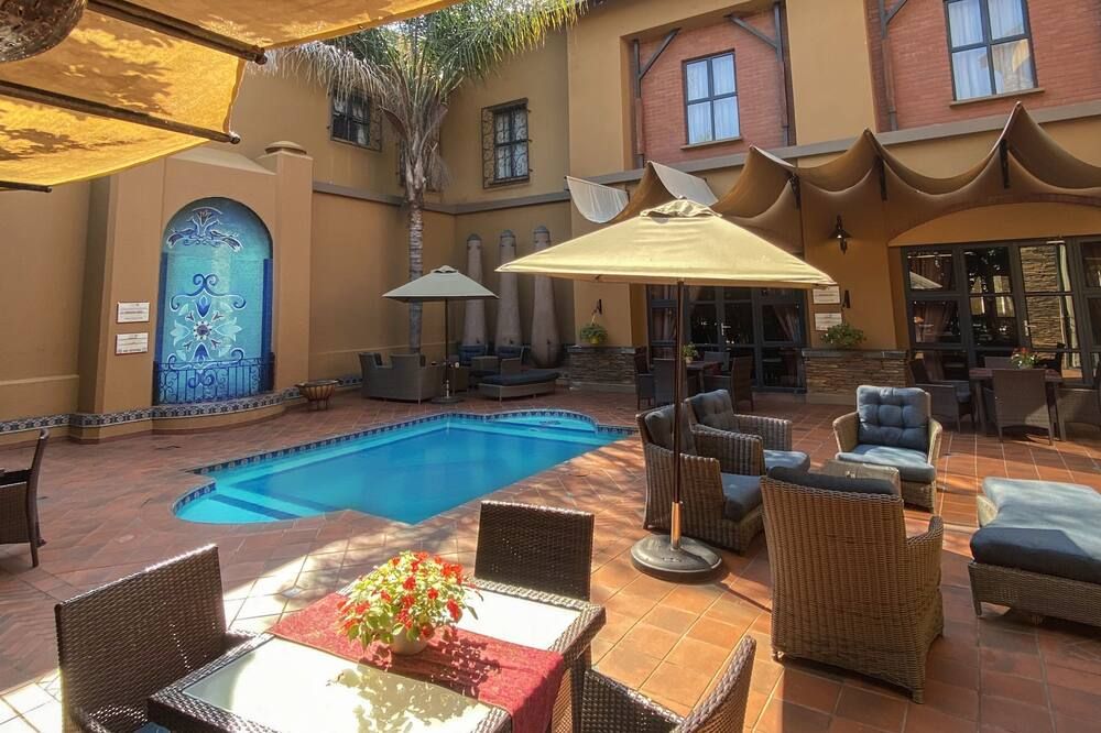 حوض السباحة