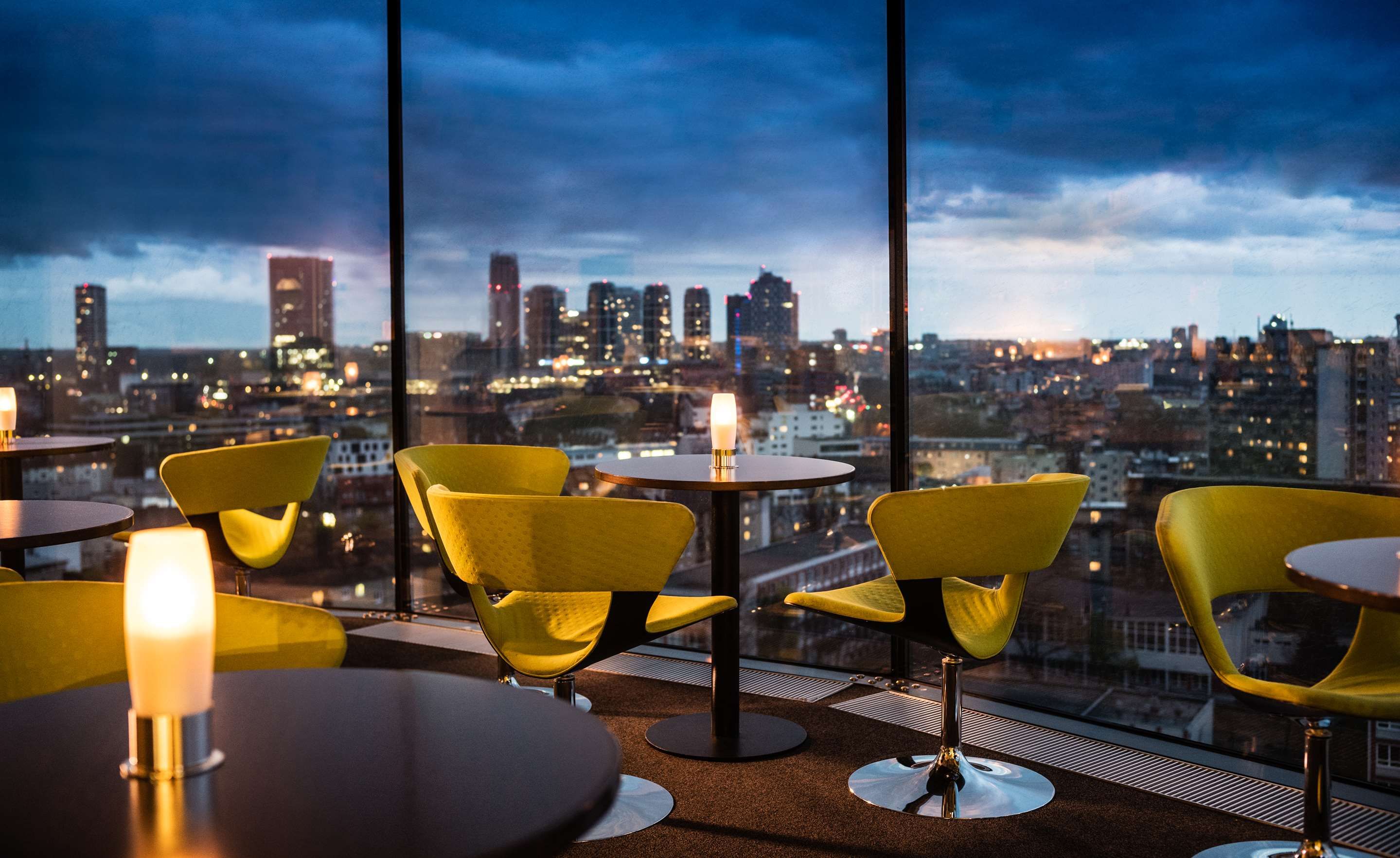 حوض السباحة